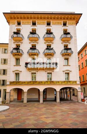 Bâtiment impressionnant près de la Piazza Riforma (place) avec bars et restaurants dans le centre historique de la ville de Lugano. Canton du Tessin, Suisse. Banque D'Images