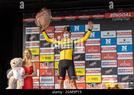 Dutch Dylan Groenewegen de Team Jumbo-Visma fête sur le podium de la 105e édition de la course cycliste Kamioenschap van Vlaanderen, 195 Banque D'Images