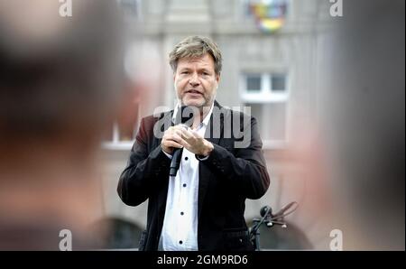 Leipzig, Allemagne. 17 septembre 2021. Robert Habeck, candidat principal et président fédéral de Bündnis 90/Die Grünen, s'adresse au public lors d'un événement de campagne pour l'élection fédérale. Credit: Kay Nietfeld/dpa/Alay Live News Banque D'Images