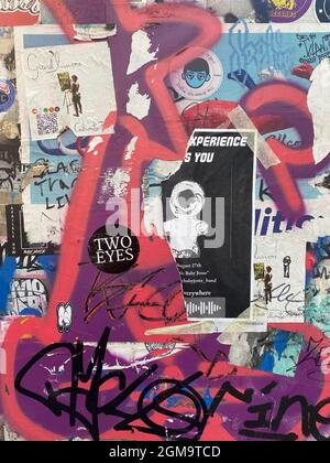 On a trouvé des œuvres d'art sur le mur, le graffiti, la peinture et les affiches Brooklyn, NY. Banque D'Images