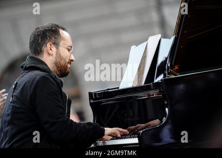 Leipzig, Allemagne. 17 septembre 2021. Le pianiste Igor Levit joue le piano lors d'une campagne pour les élections du Bundestag de Bündnis 90/Die Grünen. Credit: Kay Nietfeld/dpa/Alay Live News Banque D'Images