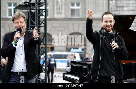 Leipzig, Allemagne. 17 septembre 2021. Robert Habeck (l), candidat de premier plan et président fédéral de Bündnis 90/Die Grünen, et le pianiste Igor Levit sont sur scène lors d'un événement de campagne pour les élections du Bundestag. Credit: Kay Nietfeld/dpa/Alay Live News Banque D'Images