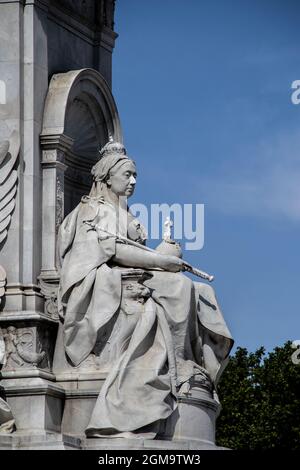 07-24-2019 Londres UK -gros plan de la statue de la reine Victoira situé en face de Buckingham Palace - détail qui montre la texture rugueuse de certaines zones et n Banque D'Images
