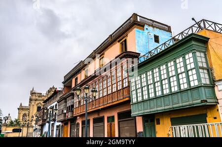 Bâtiments coloniaux avec balcons à Lima, Pérou Banque D'Images