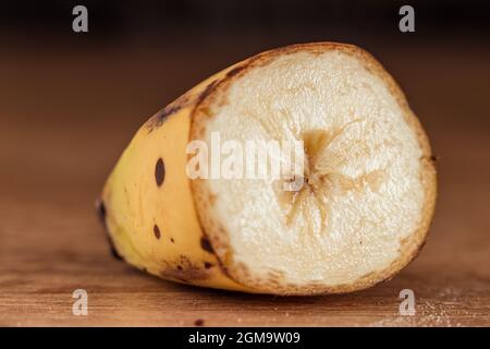 Banane tranché sur une table en bois brun Banque D'Images