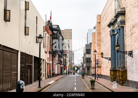 Bâtiments coloniaux avec balcons à Lima, Pérou Banque D'Images