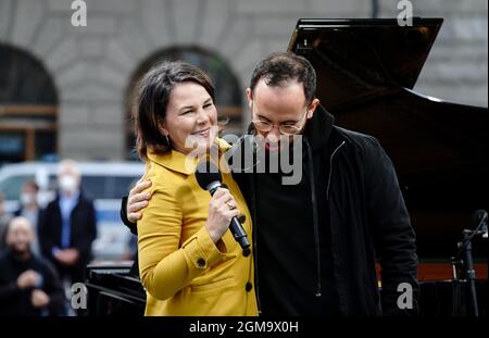 Leipzig, Allemagne. 17 septembre 2021. Annalena Baerbock, candidate à la chancelière et présidente fédérale de Bündnis 90/Die Grünen, et la pianiste Igor Levit sont sur scène lors d'un événement de campagne pour les élections du Bundestag. Credit: Kay Nietfeld/dpa/Alay Live News Banque D'Images