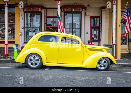 Virginia City, NV - le 30 juillet 2021 : berline Ford Standard Slantback 1937 2 portes lors d'un salon de voiture local. Banque D'Images