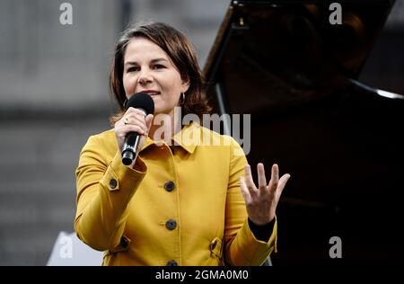 Leipzig, Allemagne. 17 septembre 2021. Annalena Baerbock, candidate à la chancelière et leader fédéral de Bündnis 90/Die Grünen, s'adresse au public lors d'une campagne électorale pour les élections du Bundestag. Credit: Kay Nietfeld/dpa/Alay Live News Banque D'Images