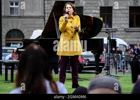 Leipzig, Allemagne. 17 septembre 2021. Annalena Baerbock, candidate à la chancelière et leader fédéral de Bündnis 90/Die Grünen, s'adresse au public lors d'une campagne électorale pour les élections du Bundestag. Credit: Kay Nietfeld/dpa/Alay Live News Banque D'Images