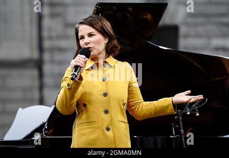 Leipzig, Allemagne. 17 septembre 2021. Annalena Baerbock, candidate à la chancelière et leader fédéral de Bündnis 90/Die Grünen, s'adresse au public lors d'une campagne électorale pour les élections du Bundestag. Credit: Kay Nietfeld/dpa/Alay Live News Banque D'Images