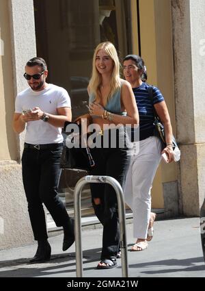 Milan, . 17 septembre 2021. Milan, 09/17/2021 Chiara Ferragni arrive dans le centre pour faire du shopping - la journée est chaude et elle décide de retirer sa veste, restant pratiquement dans un soutien-gorge Prada denim. Après quelques selfies avec des gars qui l'ont reconnue, elle entre dans 'falconeri' puis après une demi-heure elle sort et pose près du fleuriste à être photographié par sa nounou, avant de rentrer dans la voiture et de rentrer à la maison. Crédit : Agence photo indépendante/Alamy Live News Banque D'Images