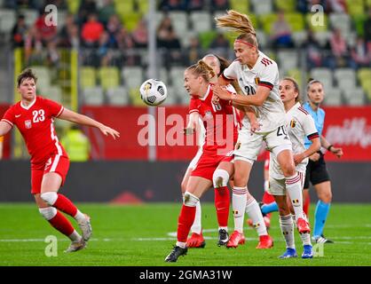Weronika Zawistowska en Pologne et Julie Biesmans en Belgique se battent pour le ballon lors d'un match de football entre l'équipe nationale belge The Red Flames and Banque D'Images