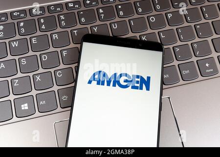 Toronto, Canada - 1 février 2021 : logo Amgen sur l'écran du téléphone intelligent sur le clavier. Banque D'Images