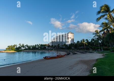 Bateau-stabilisateur sur la plage au lever du soleil, Oahu, Hawaï Banque D'Images