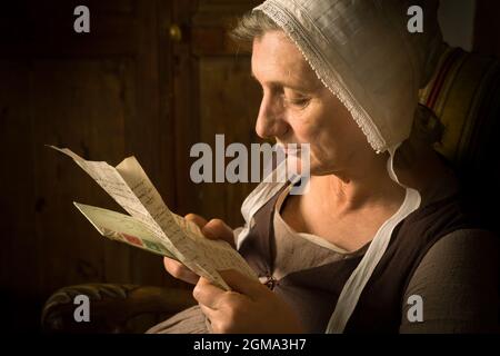 Portrait d'une femme mature lire dans un vieux style Renaissance ou maître Banque D'Images