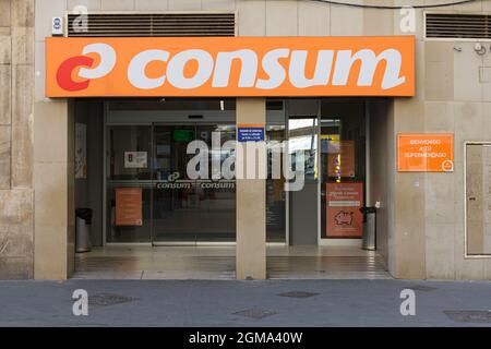 VALENCE, ESPAGNE - 16 SEPTEMBRE 2021. Consum est une chaîne de supermarchés espagnole, basée à Silla Banque D'Images