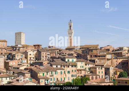 Vue magnifique sur le centre historique de la ville de Sienne, dans la région italienne de Toscane. La tour Torre del Mangia est en particulier la preuve i Banque D'Images