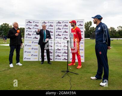 Edinburgh, Midlothian, Royaume-Uni. , . Dans le cadre de leurs préparatifs de la coupe du monde T20, Scotland Men accueille Zimbabwe Men dans le 2e d'une série T20 de 3 de match à la Grange, Édimbourg. L'arbitre du match, David Jukes, retourne la pièce en tant que capitaine écossais, Kyle Coetzer et Craig Ervine du Zimbabwe, on. Le Zimbabwe remporte le jeu et choisit de battre en premier. Pic shows: Credit: Ian Jacobs/Alay Live News Banque D'Images