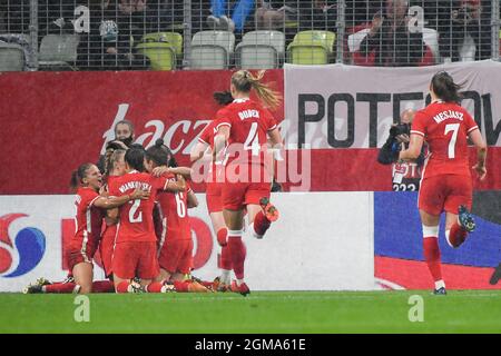 Gdansk, Pologne. 17 septembre 2021. Les joueurs de PLOSH célèbrent le but d'Ewa Pajor (9) de Pologne photographié lors d'un match de football féminin entre les équipes nationales de Pologne et de Belgique, appelé les flammes rouges dans le premier match dans la qualification pour la coupe du monde des femmes de la FIFA dans le groupe F, Le vendredi 17 septembre 2021 à Gdansk, Pologne . PHOTO SPORTPIX BE | STIJN AUDOOREN Credit: SPP Sport Press photo. /Alamy Live News Banque D'Images