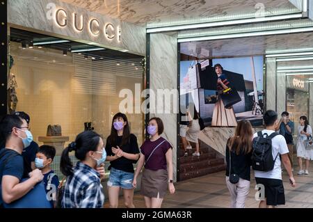 Hong Kong, Chine. 17 septembre 2021. Les clients défilent devant le logo Gucci de la marque italienne de luxe et le magasin vu à Hong Kong. Crédit : SOPA Images Limited/Alamy Live News Banque D'Images