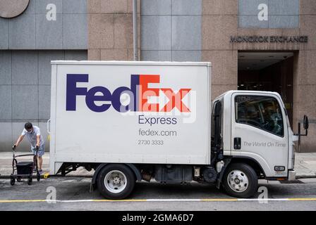 Hong Kong, Chine. 17 septembre 2021. Le camion de livraison American FedEx Express est stationné à Hong Kong. (Photo de Budrul Chukrut/SOPA Images/Sipa USA) crédit: SIPA USA/Alay Live News Banque D'Images