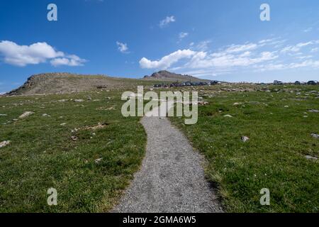 Sentier menant au parking depuis le lac Summit, le long du mont Evans Scenic Byway dans le Colorado Banque D'Images