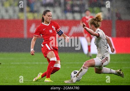 Ewa Pajor en Pologne et Charlotte Tison en Belgique photographiés en action lors d'un match de football entre l'équipe nationale belge The Red Flames et Poland, FR Banque D'Images