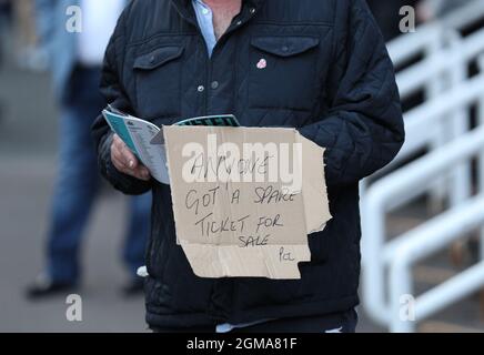 Newcastle, Royaume-Uni, le 17 septembre 2021. Un fan demande un billet de rechange pour le match avant le match de la Premier League à St. James's Park, Newcastle. Le crédit photo devrait se lire: Alex Dodd / Sportimage Banque D'Images