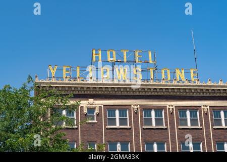 Pocatello, Idaho - 22 août 2021 : panneau indiquant l'hôtel Yellowstone, un hôtel historique dans le centre-ville Banque D'Images