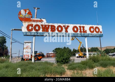 Pocatello, Idaho - 22 août 2021 : célèbre Cowboy Oil Company signe d'une station-service abandonnée Banque D'Images