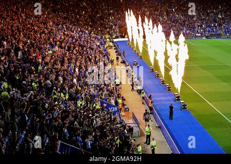 Feux d'artifice exposés avant le coup d'envoi de Leicester City v Napoli, match de football de l'UEFA Europa League, stade King Power, Leicester, Royaume-Uni-16 septembre 2021 Banque D'Images
