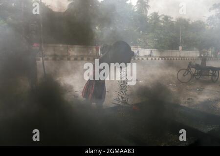 Dhaka, Bangladesh. 17 septembre 2021. Un travailleur bangladais travaille sur un chantier de construction de routes à Dhaka, au Bangladesh, le 17 septembre 2021. (Photo de Suvra Kanti Das/Sipa USA) crédit: SIPA USA/Alay Live News Banque D'Images