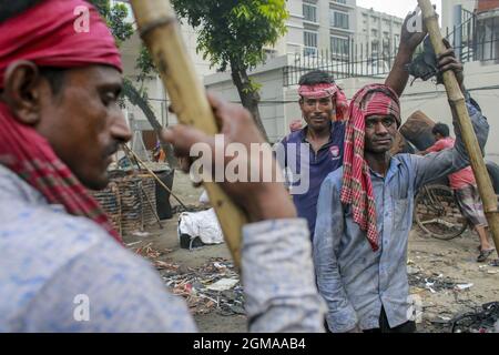 Dhaka, Bangladesh. 17 septembre 2021. Les travailleurs bangladais travaillent sur un chantier de construction de routes à Dhaka, au Bangladesh, le 17 septembre 2021. (Photo de Suvra Kanti Das/Sipa USA) crédit: SIPA USA/Alay Live News Banque D'Images