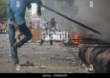 Dhaka, Bangladesh. 17 septembre 2021. Un travailleur bangladais travaille sur un chantier de construction de routes à Dhaka, au Bangladesh, le 17 septembre 2021. (Photo de Suvra Kanti Das/Sipa USA) crédit: SIPA USA/Alay Live News Banque D'Images