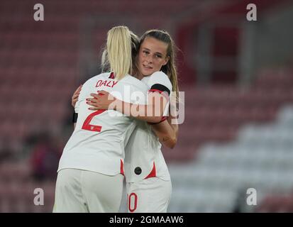 Southampton, Royaume-Uni. 17 septembre 2021. Ella Toone, d'Angleterre, célèbre le premier but du match de qualification de l'UEFA de la coupe du monde des femmes entre les femmes d'Angleterre et la Macédoine du Nord au stade St Mary's, à Southampton, en Angleterre, le 17 septembre 2021. Photo d'Andy Rowland. Crédit : Prime Media Images/Alamy Live News Banque D'Images