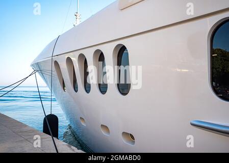 L'arc d'un yacht amarré dans le port. Banque D'Images