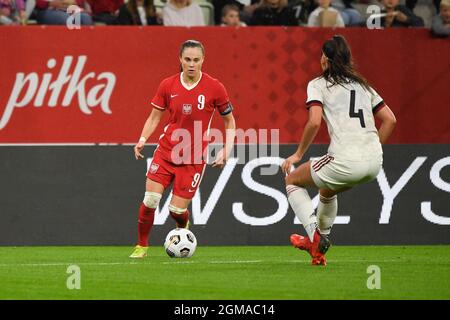 Gdansk, Pologne. 17 septembre 2021. Ewa Pajor (9) de Pologne et Amber Tysiak (4) de Belgique photographiés lors d'un match de football féminin entre les équipes nationales de Pologne et de Belgique, a appelé les flammes rouges dans le premier match de qualification pour la coupe du monde des femmes de la FIFA dans le groupe F, Le vendredi 17 septembre 2021 à Gdansk, Pologne . PHOTO SPORTPIX BE | STIJN AUDOOREN Credit: SPP Sport Press photo. /Alamy Live News Banque D'Images
