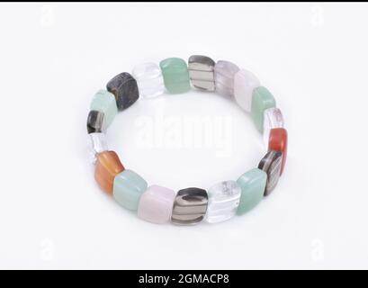 bracelet avec pierres de couleur isolées sur fond blanc Banque D'Images