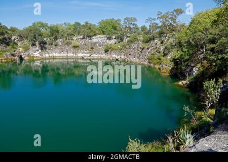 Vue panoramique du lac Otjikoto - un gouffre permanent lac près de Tsumeb en Namibie du Nord Banque D'Images