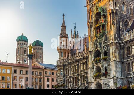Nouvel hôtel de ville et Frauenkirch à Munich, Allemagne Banque D'Images