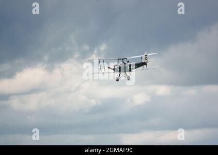 G-AAHI - a 1929 de Havilland DH-60G Gypsy Moth voler bas et lent sous ciel nuageux Banque D'Images