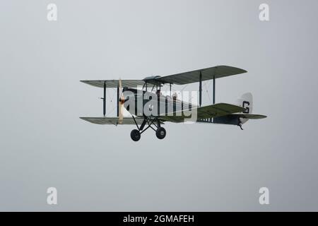 G-AAHI - a 1929 de Havilland DH-60G Gypsy Moth voler bas et lent sous ciel nuageux Banque D'Images