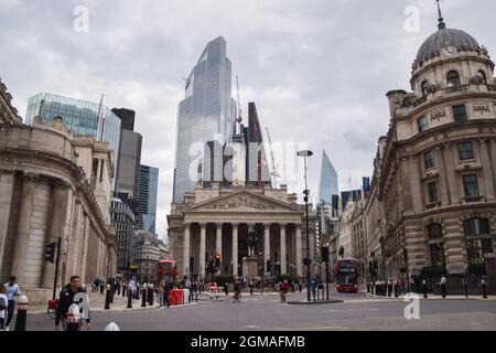 Londres, Royaume-Uni. 17 septembre 2021. Vue générale de la Royal Exchange, de la Banque d'Angleterre et de la ville de Londres par un jour couvert. Crédit : SOPA Images Limited/Alamy Live News Banque D'Images