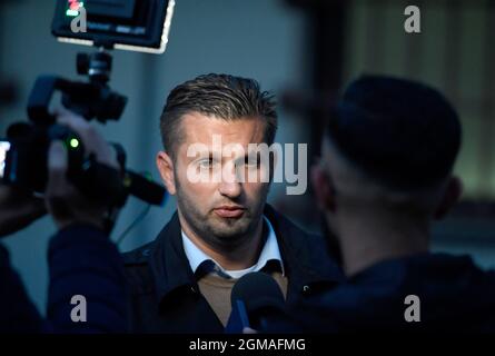 Hagen, Allemagne. 17 septembre 2021. L'avocat Ishan Tanjolu, avocat de la défense du suspect en détention dans le cadre de l'attaque prévue présumée contre la synagogue Hagen, s'entretient avec les journalistes du quartier général de la police. Son client aurait échangé des informations avec un TERRORISTE DE L'EST sur la construction de bombes. Cependant, il nie avoir planifié une attaque sur la synagogue. Néanmoins, il doit être remis en garde à vue. Credit: Roberto Pfeil/dpa/Alay Live News Banque D'Images