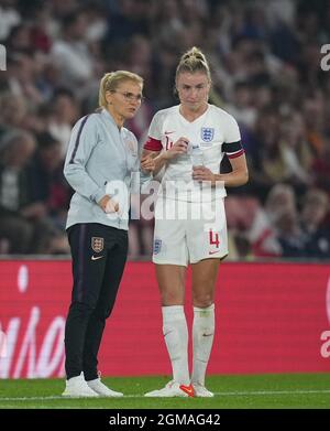 Southampton, Royaume-Uni. 17 septembre 2021. Entraîneur-chef d'Angleterre (Manager) Sarina Petronella Wiegman & Leah Williamson (Arsenal) d'England Women lors du match de qualification de l'UEFA de la coupe du monde des femmes entre les femmes d'Angleterre et la Macédoine du Nord au stade St Mary's, Southampton, Angleterre, le 17 septembre 2021. Photo d'Andy Rowland. Crédit : Prime Media Images/Alamy Live News Banque D'Images