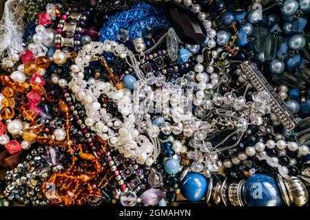 Perles et Colliers faits de pierres semi-précieuses colorées. Arrière-plan d'une variété de beaux bijoux, multi-couleur turquoise, ambre, cat's Banque D'Images