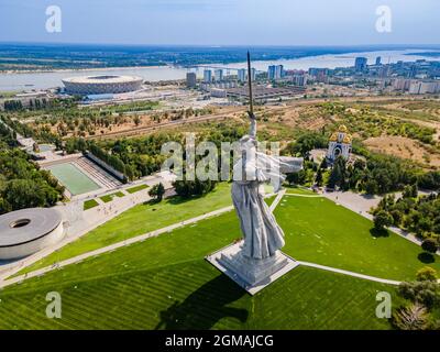 Volgograd, Russie. Vue aérienne de la statue « les appels de la mère patrie » après restauration sur le sommet de la colline de Mamaev Banque D'Images