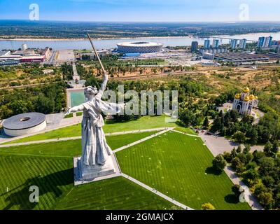 Volgograd, Russie. Vue aérienne de la statue « les appels de la mère patrie » après restauration sur le sommet de la colline de Mamaev Banque D'Images