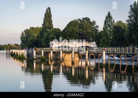 Teddington Lock on the Thames River, London Borough of Richmond, Angleterre, Royaume-Uni Banque D'Images